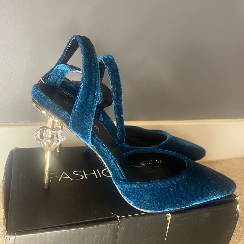 Velvet Pumps - Picture 4 of 4